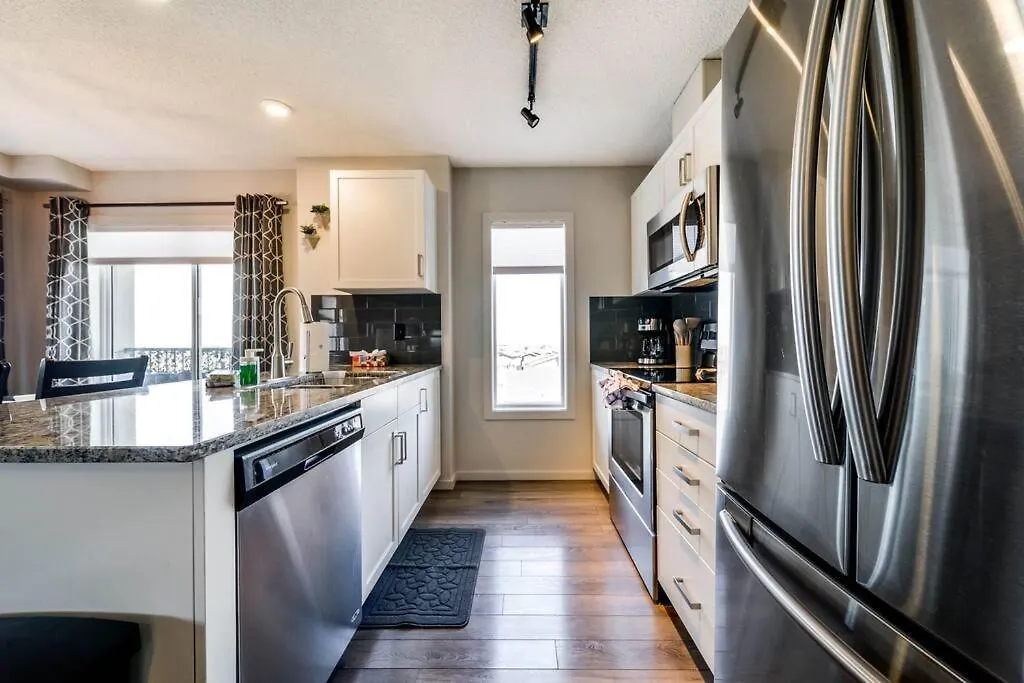 Apartment Bright Luxe Condo, Ac, Top Floor, King Bed, Balcony! Edmonton