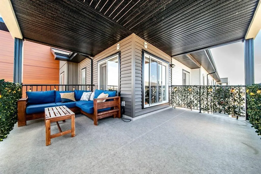 Bright Luxe Condo, Ac, Top Floor, King Bed, Balcony! Edmonton Canada