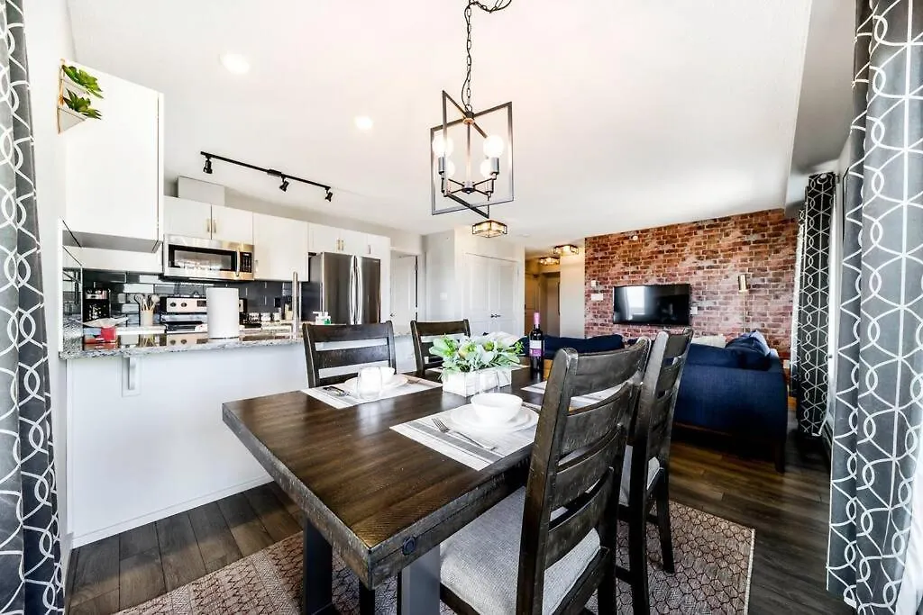 Bright Luxe Condo, Ac, Top Floor, King Bed, Balcony! Edmonton Apartment