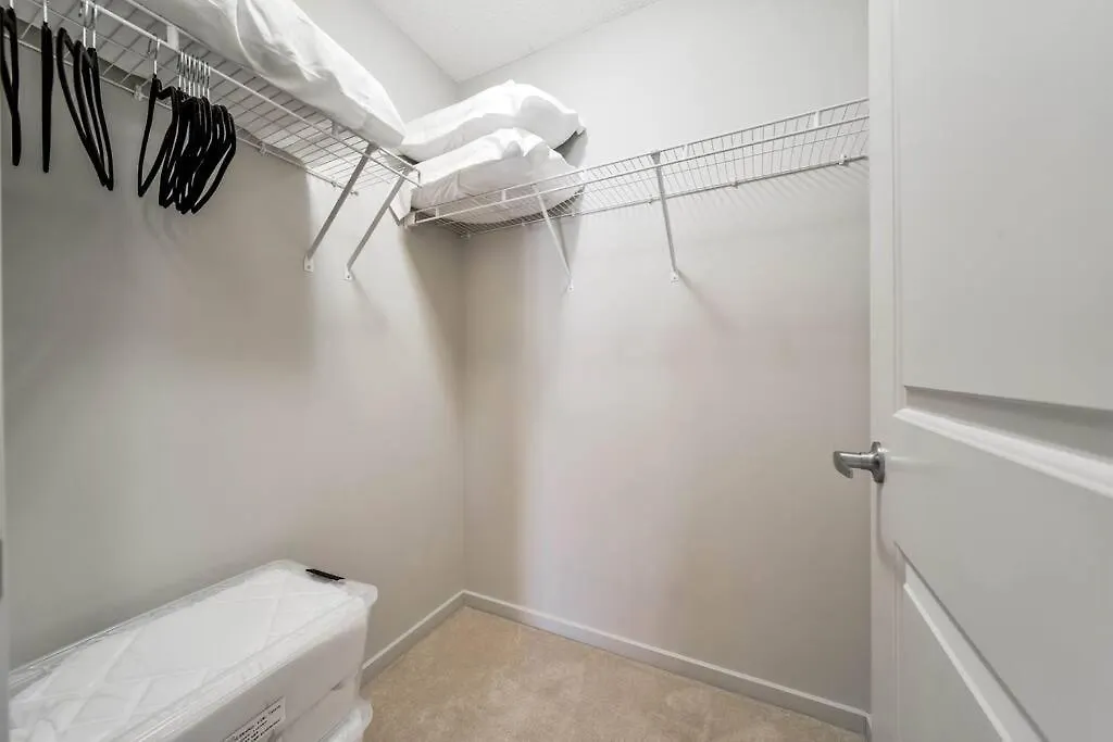 Bright Luxe Condo, Ac, Top Floor, King Bed, Balcony! Edmonton