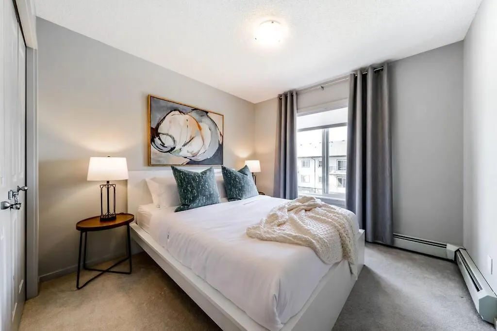 Bright Luxe Condo, Ac, Top Floor, King Bed, Balcony! Edmonton Apartment