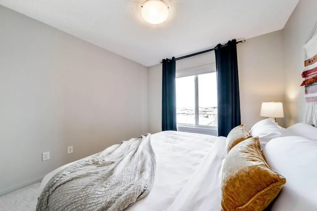 Apartment Bright Luxe Condo, Ac, Top Floor, King Bed, Balcony! Edmonton