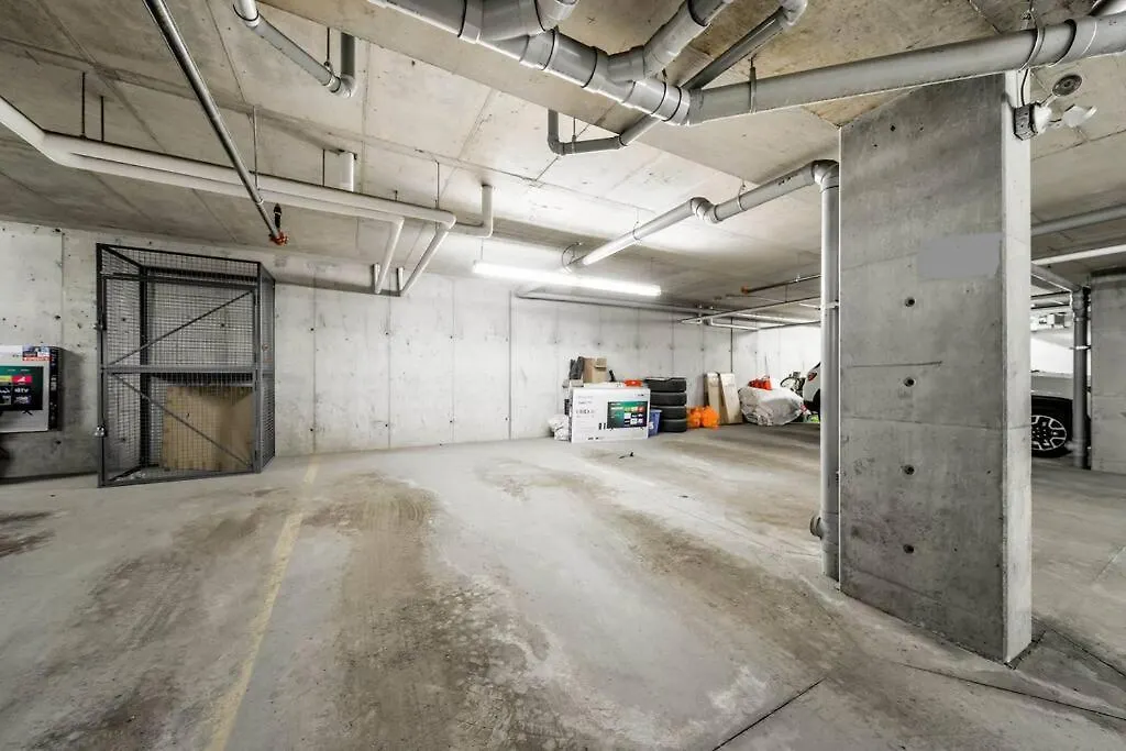 Bright Luxe Condo, Ac, Top Floor, King Bed, Balcony! Edmonton Canada