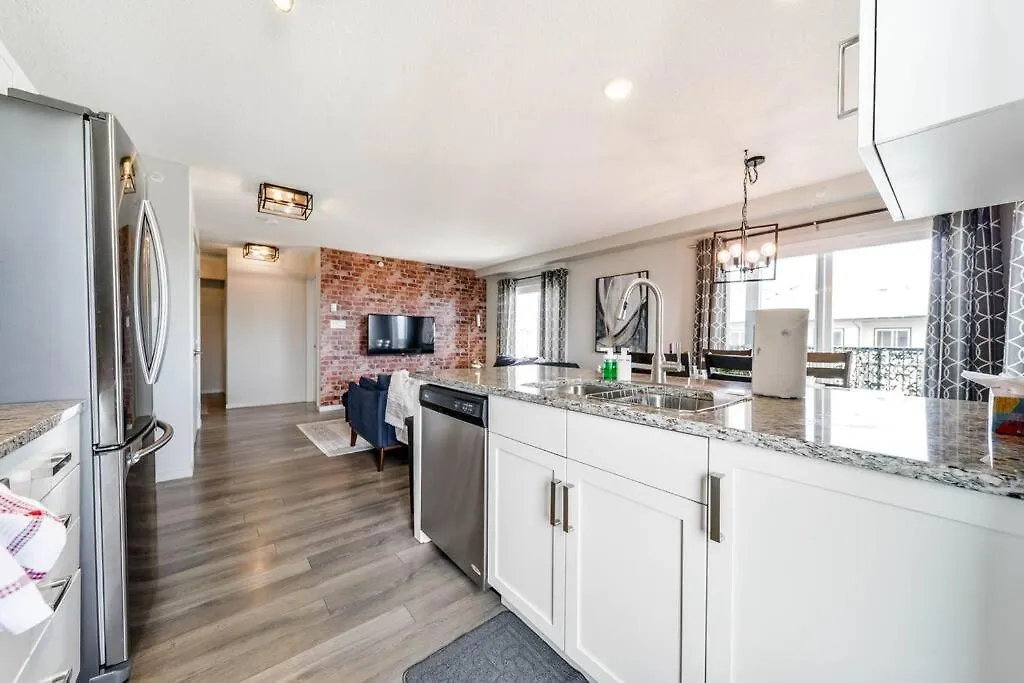 Apartment Bright Luxe Condo, Ac, Top Floor, King Bed, Balcony! Edmonton
