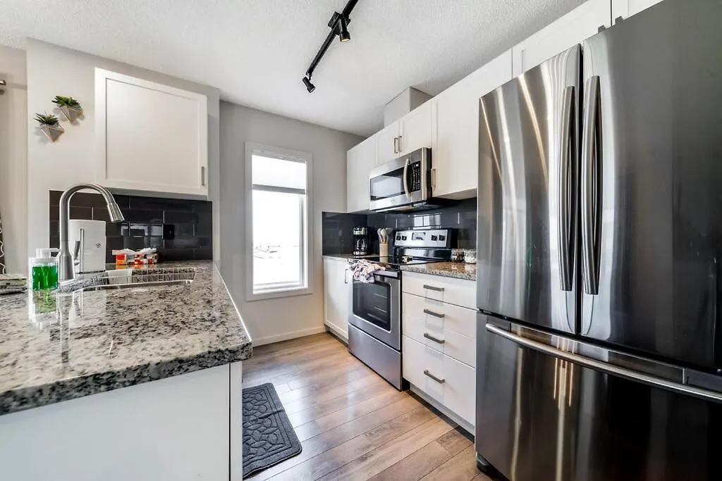 Bright Luxe Condo, Ac, Top Floor, King Bed, Balcony! Edmonton