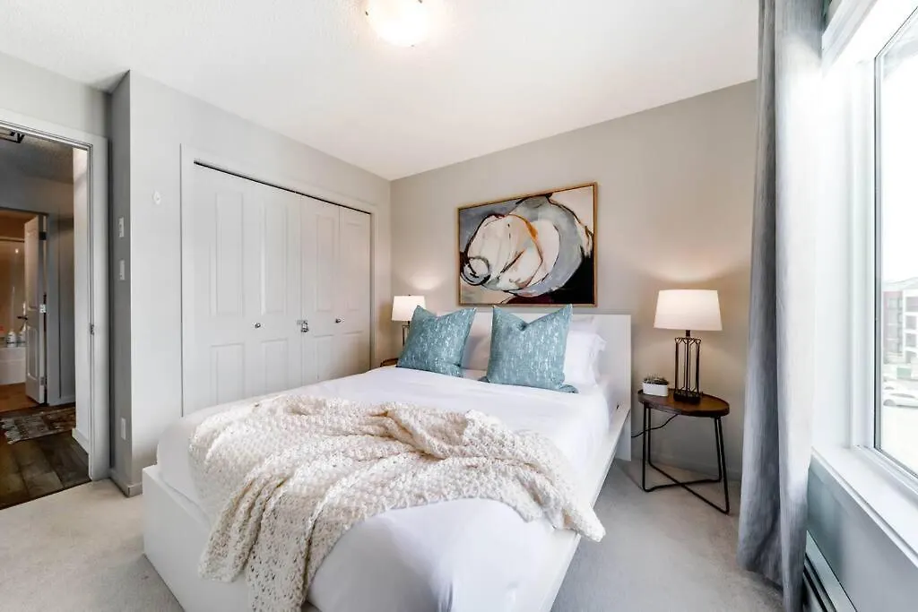 Bright Luxe Condo, Ac, Top Floor, King Bed, Balcony! Edmonton Apartment