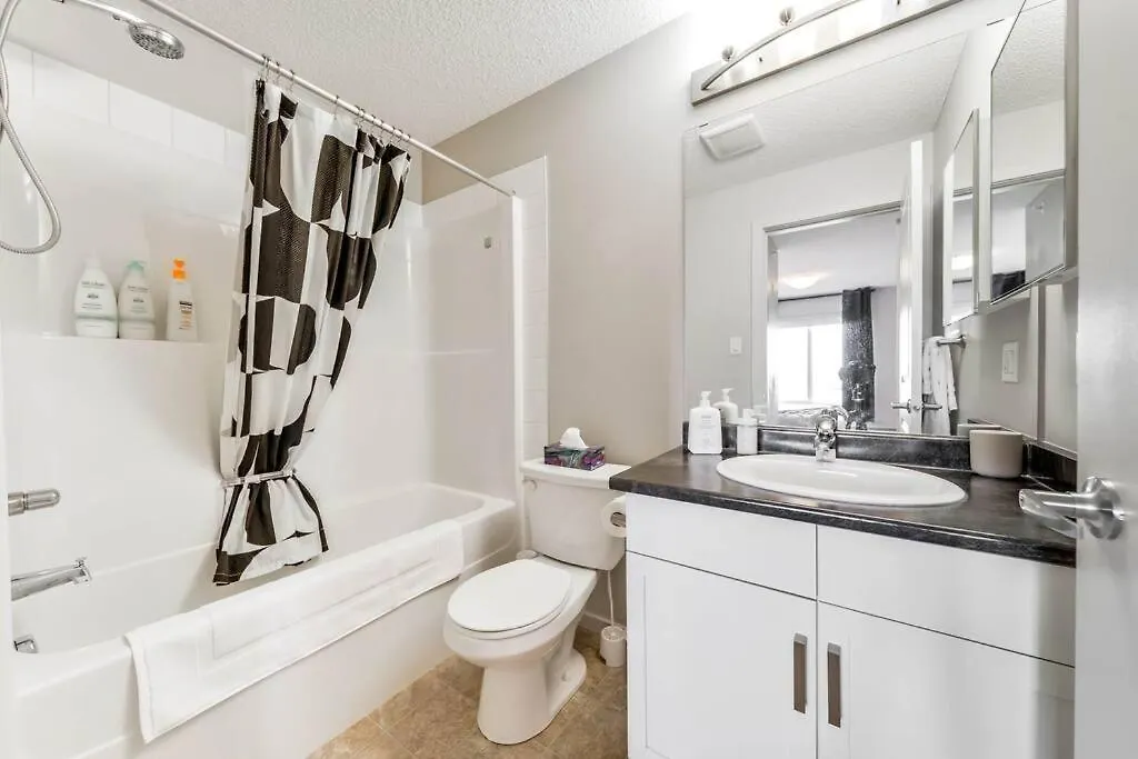 Bright Luxe Condo, Ac, Top Floor, King Bed, Balcony! Edmonton Canada