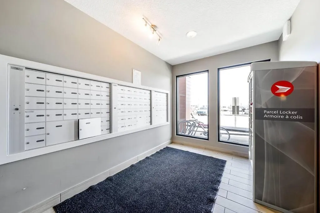 Apartment Bright Luxe Condo, Ac, Top Floor, King Bed, Balcony! Edmonton