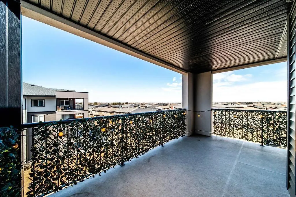 Apartment Bright Luxe Condo, Ac, Top Floor, King Bed, Balcony! Edmonton Canada
