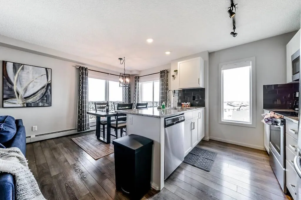 Apartment Bright Luxe Condo, Ac, Top Floor, King Bed, Balcony! Edmonton Canada