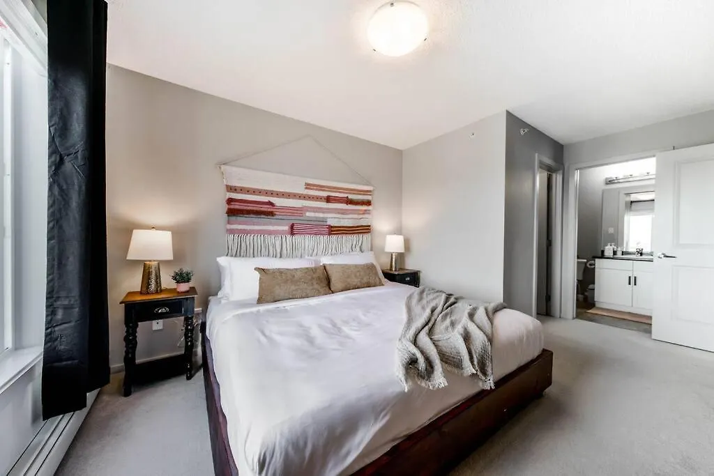 Bright Luxe Condo, Ac, Top Floor, King Bed, Balcony! Edmonton 0*,  Canada