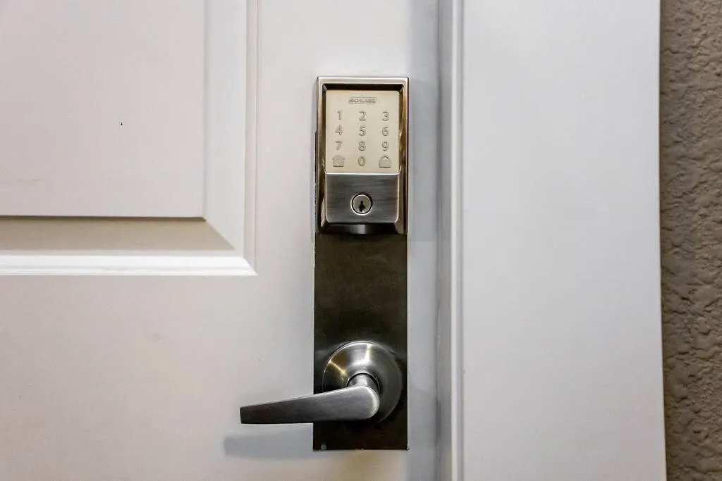 Apartment Bright Luxe Condo, Ac, Top Floor, King Bed, Balcony! Edmonton Canada
