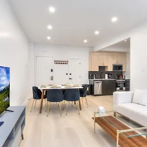 https://cozy-spacious-condo-in-heart-of-downtown-montreal.hotels-in-montreal.org